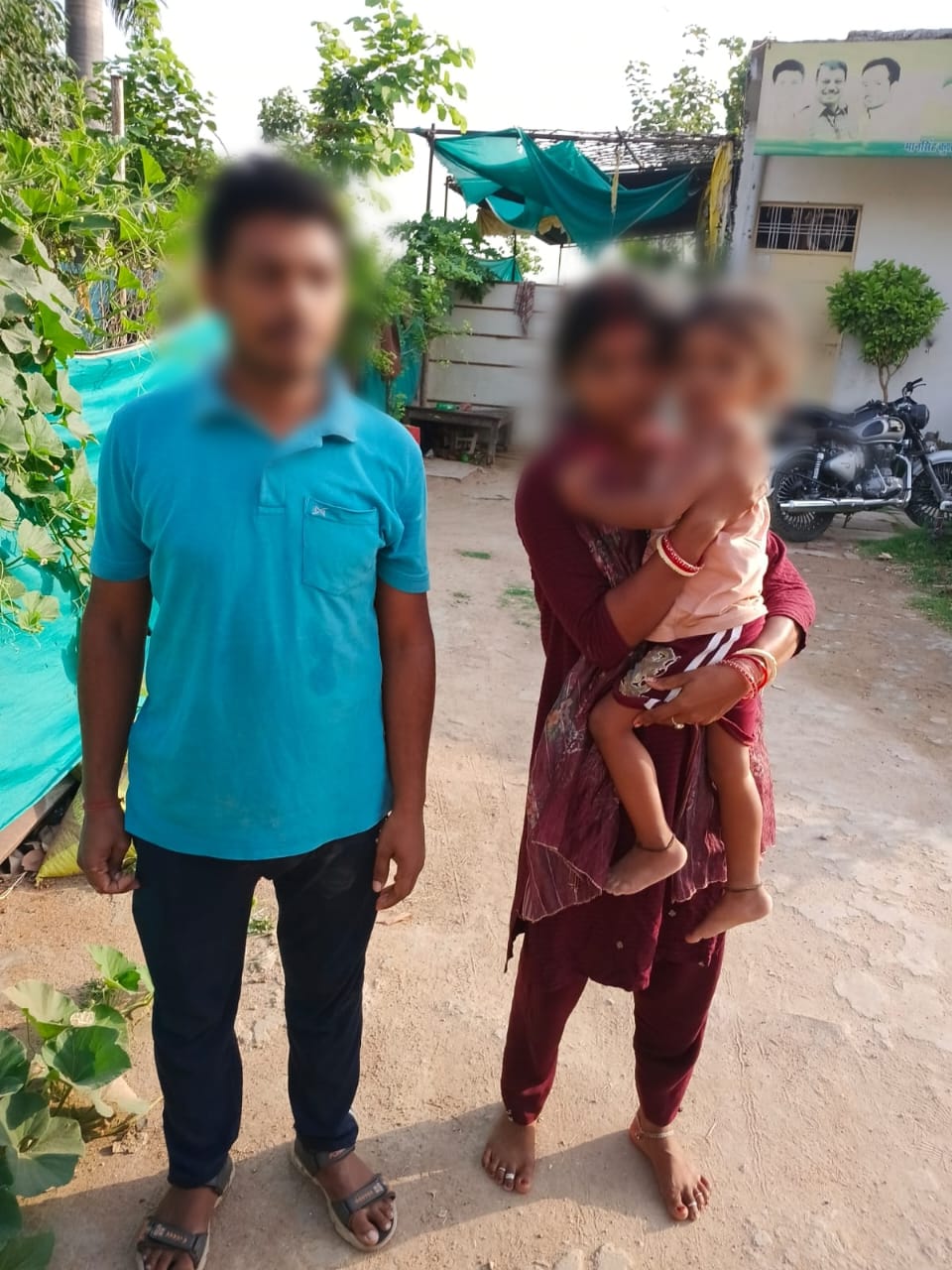 भिंड के थाना देहात क्षेत्र में घर की राह भटकी 04 वर्षीय बालिका, डायल-112 जवानों ने परिजन से मिलाया।